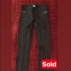 Skinny leggings with stitching and zipper accents